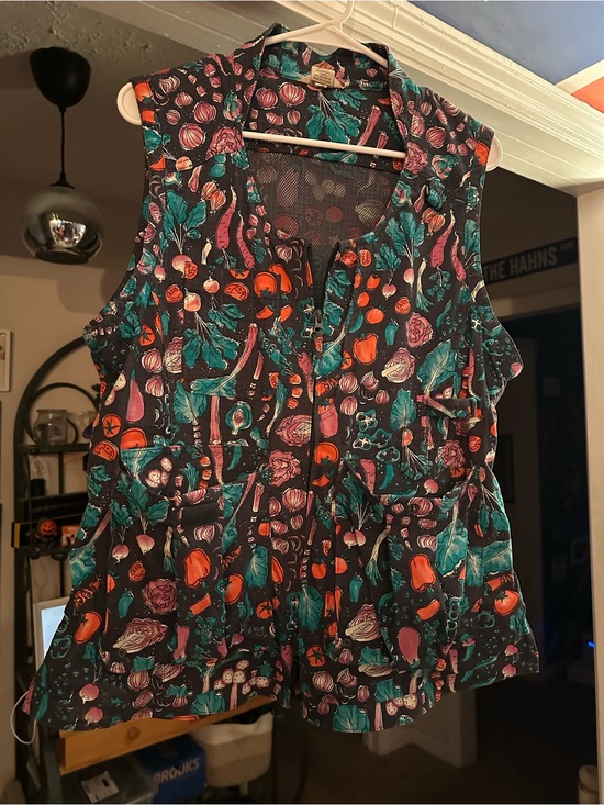 Duluth Trading Co Tops - Duluth Trading Zip-Front Women's Vest with Veggies!